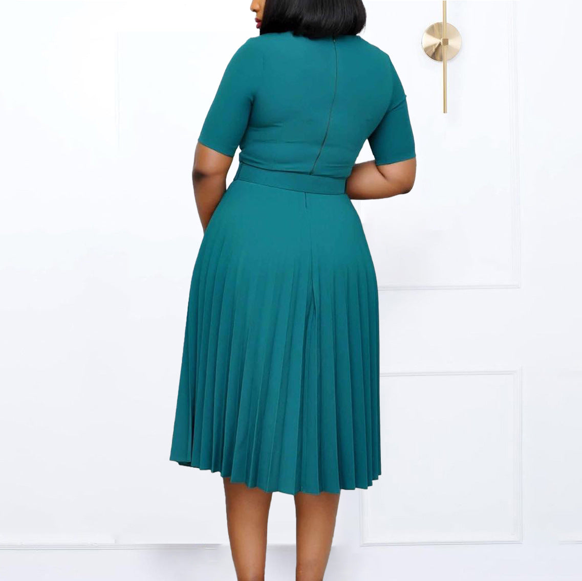 Robe plissée pour femmes avec ceinture cintrée et manches courtes Chic und Stil