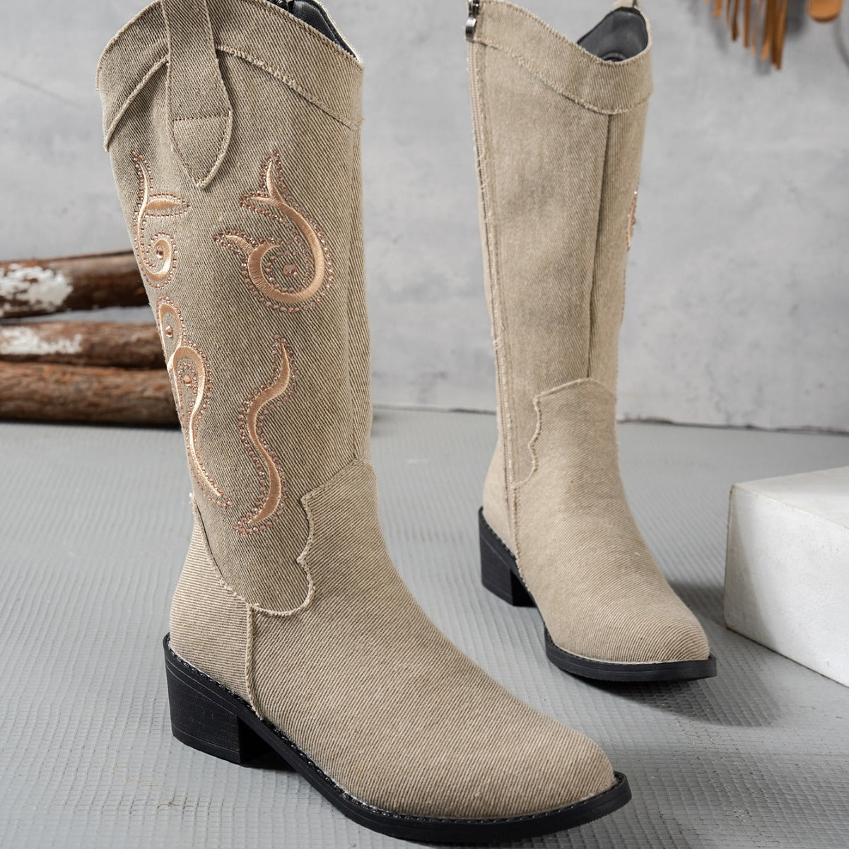 Bottes de cowboy pour femmes avec design de broderie à la mode Chic und Stil