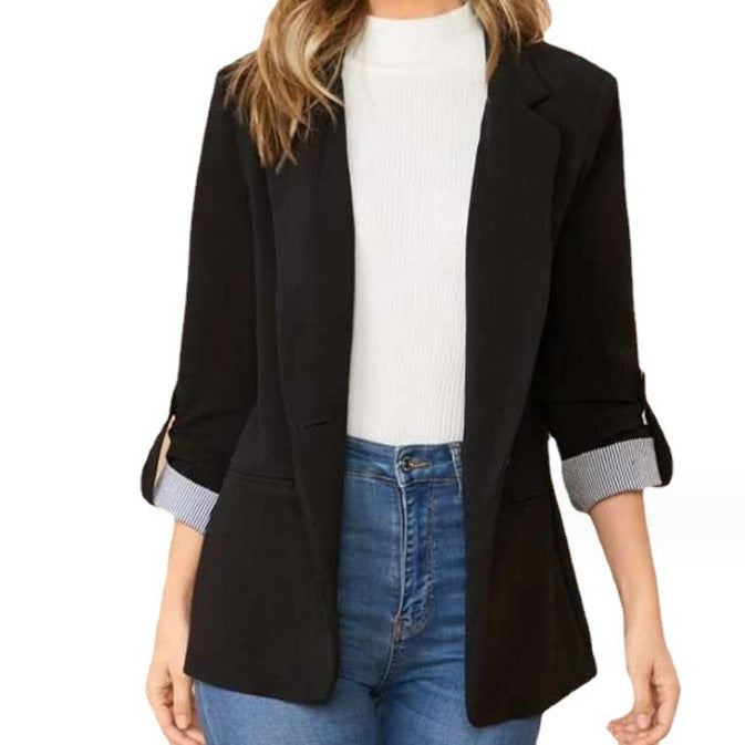 Blazer féminin à la mode avec des manches retroussables et des détails texturés Chic und Stil