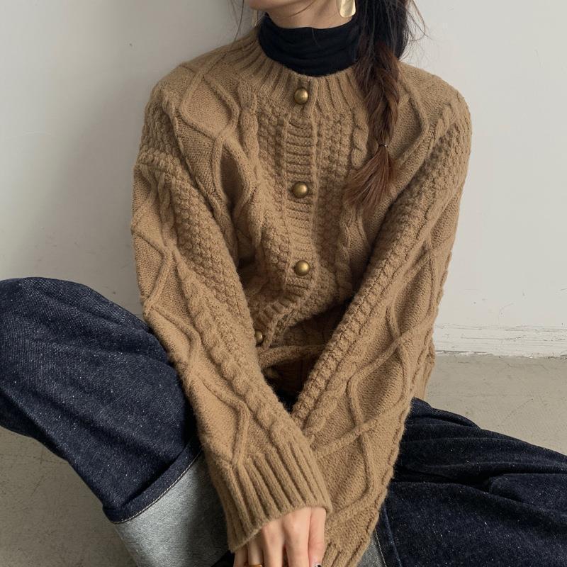 Cardigan en tricot épais pour femmes avec détails en bouton et motif en torsades Chic und Stil