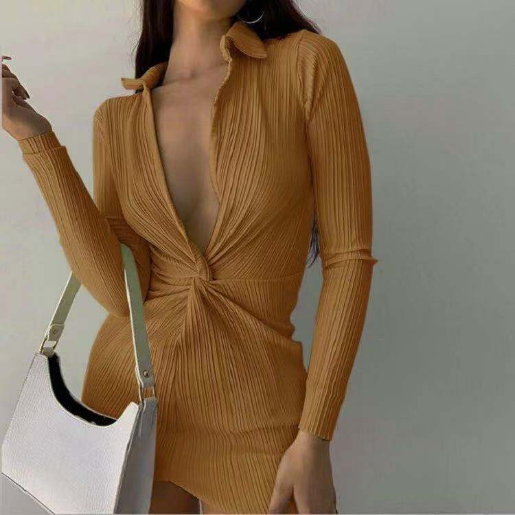 Robe plissée pour femmes avec décolleté en V profond et manches longues Chic und Stil