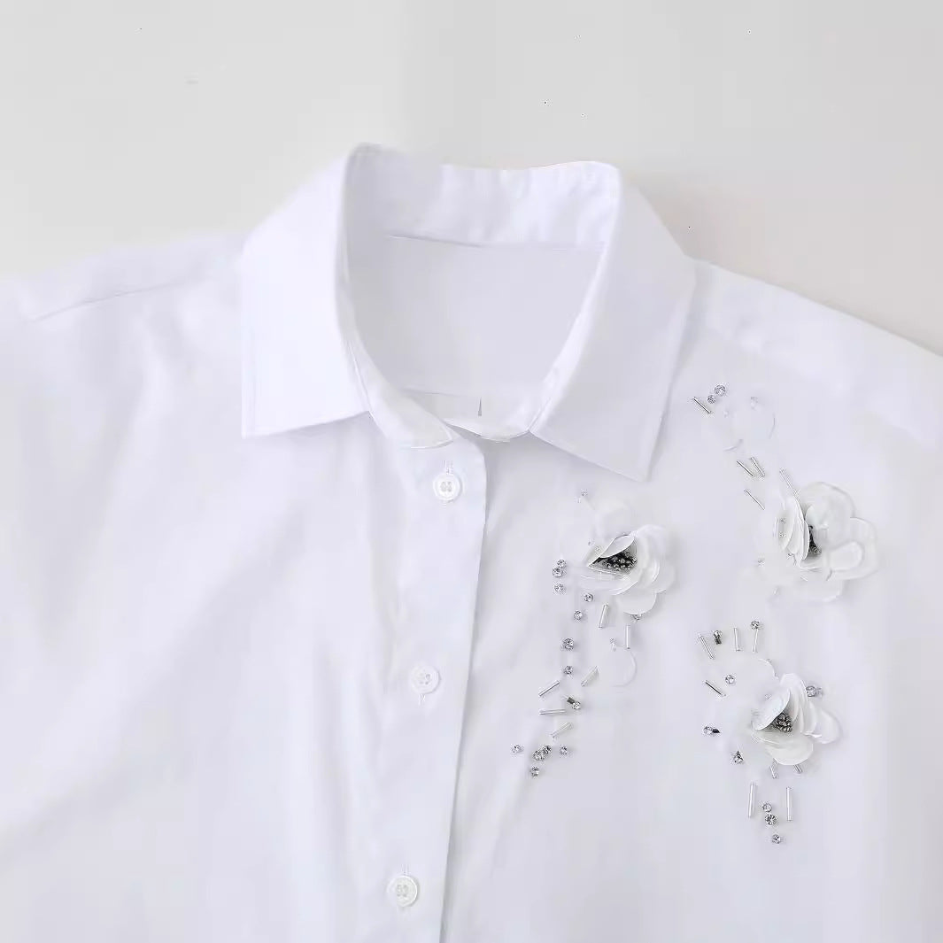 Blouse habilement conçue pour femmes avec des appliqués floraux Chic und Stil