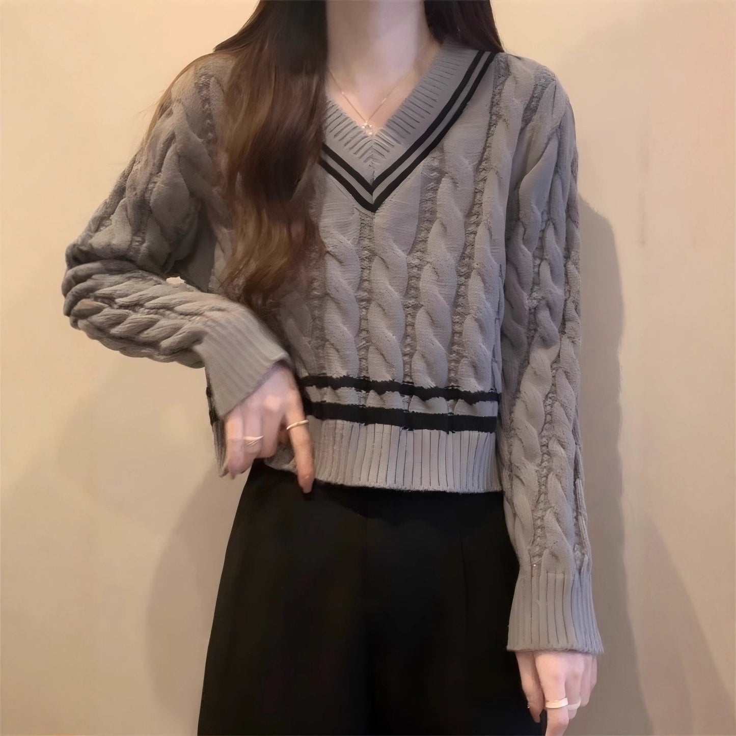 Pull en tricot à col en V et motif en relief pour dames Chic und Stil