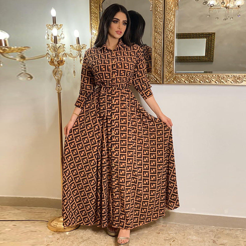 Robe maxi tendance pour dames avec une silhouette cintrée et un élégant détail de bouton Chic und Stil