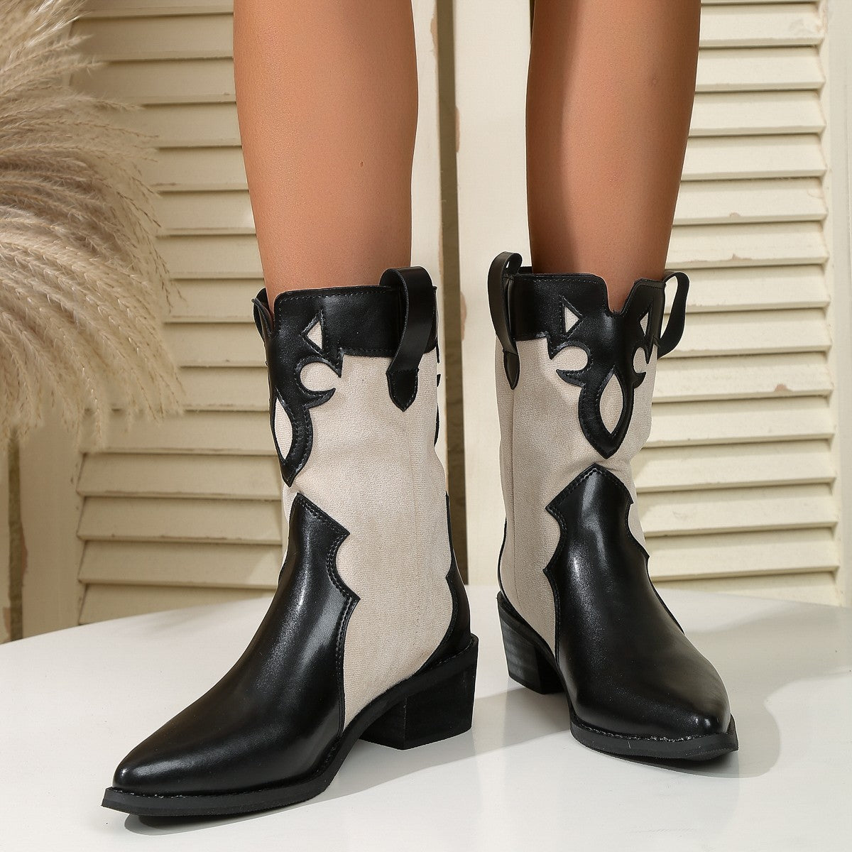 Bottes de cowboy pour femmes avec des accents à la mode et un talon bloc robuste Chic und Stil