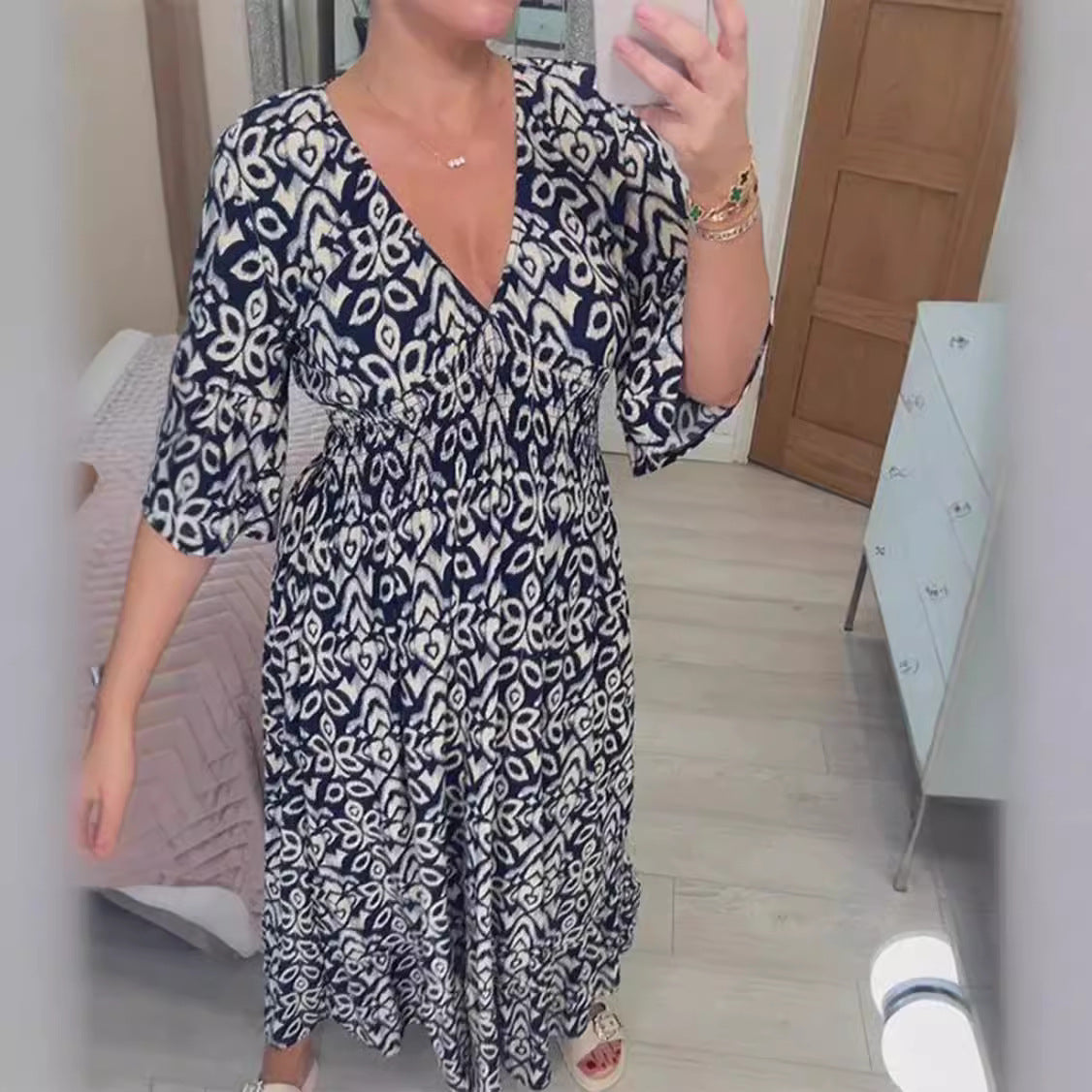 Robe maxi femme avec décolleté en V et motif floral saisissant Chic und Stil