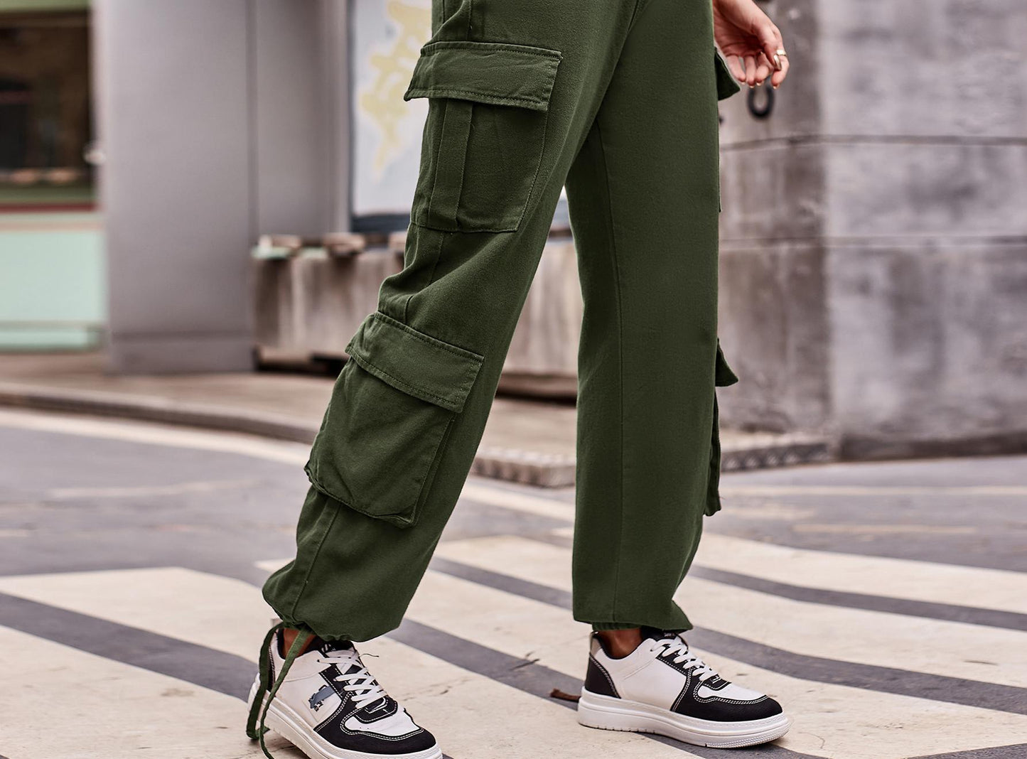 Cargo pants for women with an innovative cut and practical pockets Chic und Stil