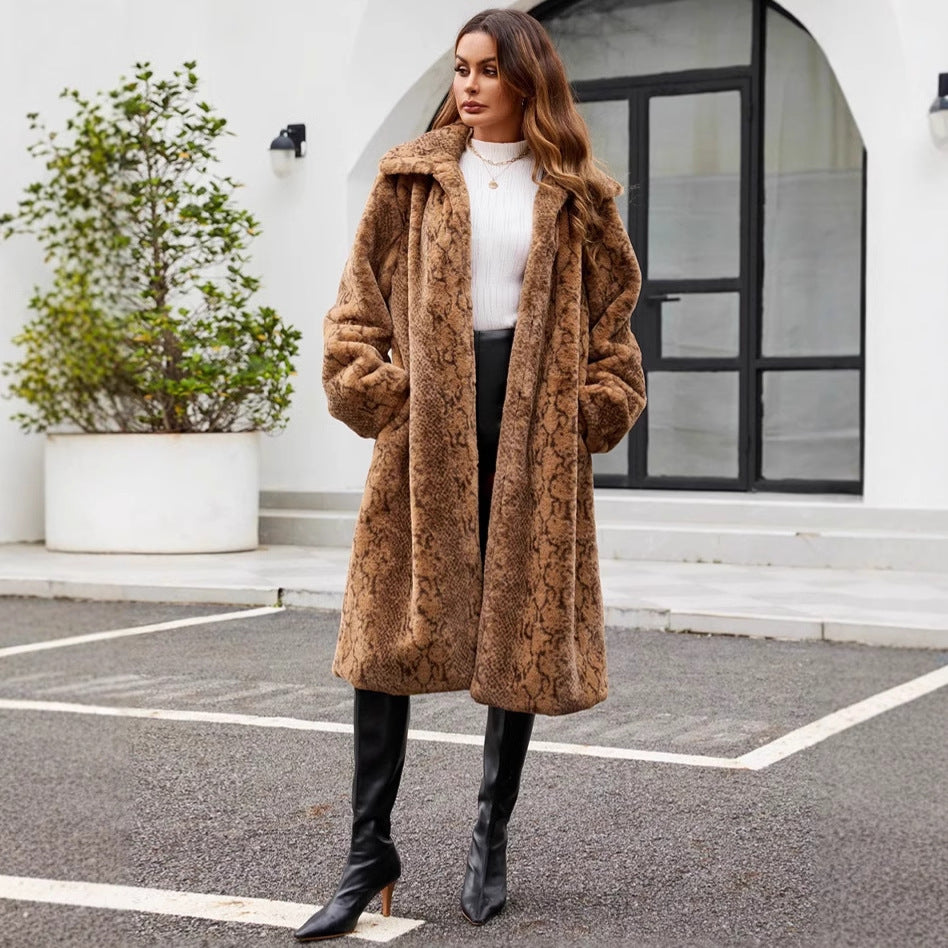 Blazer long pour femmes en fausse fourrure moelleuse avec un motif serpent à la mode Chic und Stil