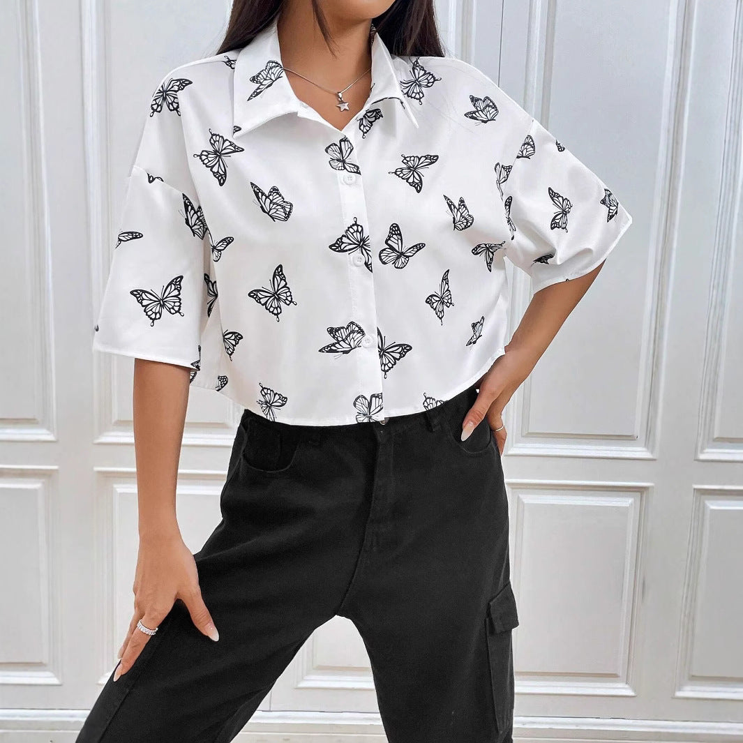 Chemise à manches courtes pour femmes avec motif de papillons et coupe décontractée Chic und Stil