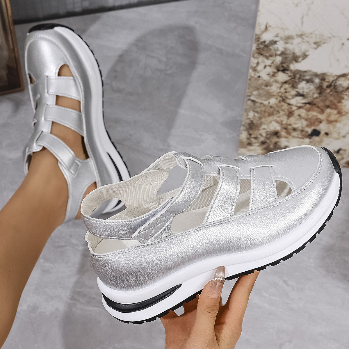 Sandales confortables pour femmes avec des rayures croisées à la mode et un matériau supérieur respirant Chic und Stil.