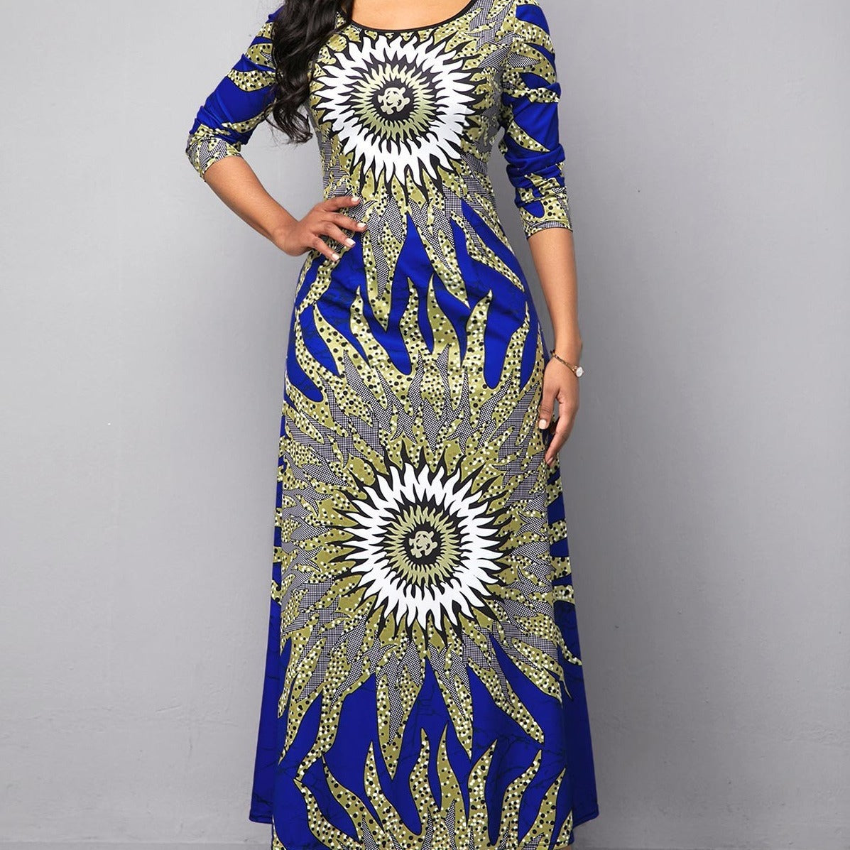 Robe maxi femme avec un impressionnant motif graphique et un col rond Chic und Stil