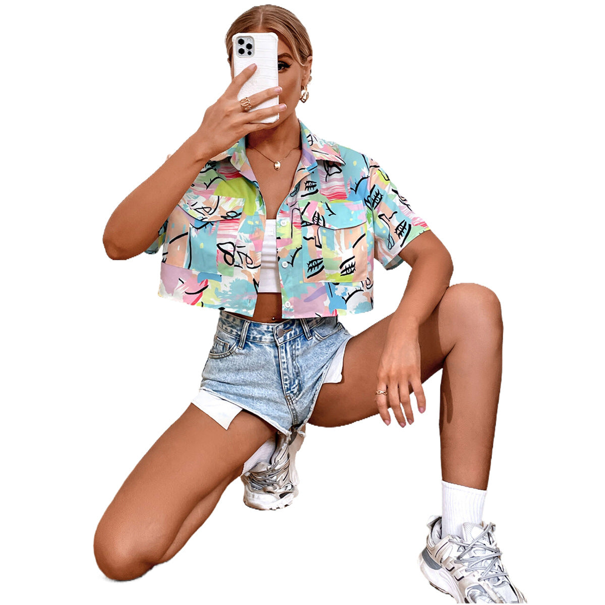 Chemise à manches courtes pour femmes avec design graphique coloré Chic und Stil