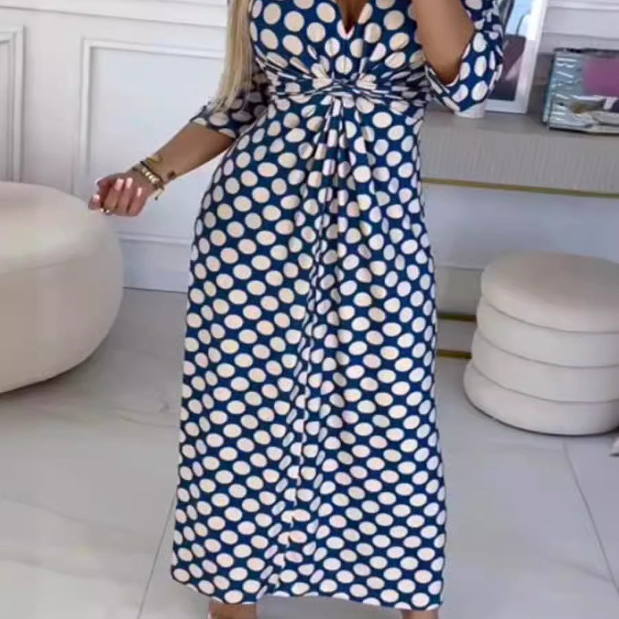 Robe maxi pour femmes avec un motif à pois moderne et une élégante apparence croisée Chic und Stil