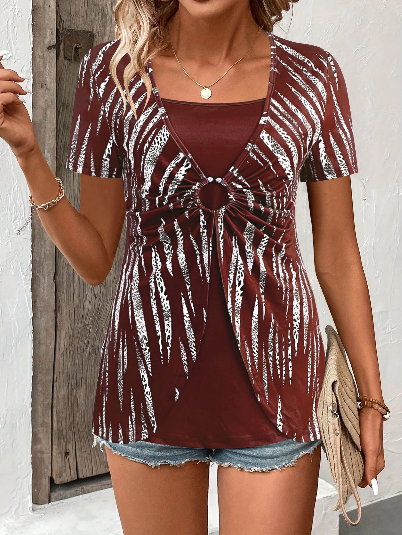 Haut féminin avec des détails de nœud décoratifs et un motif moderne Chic und Stil