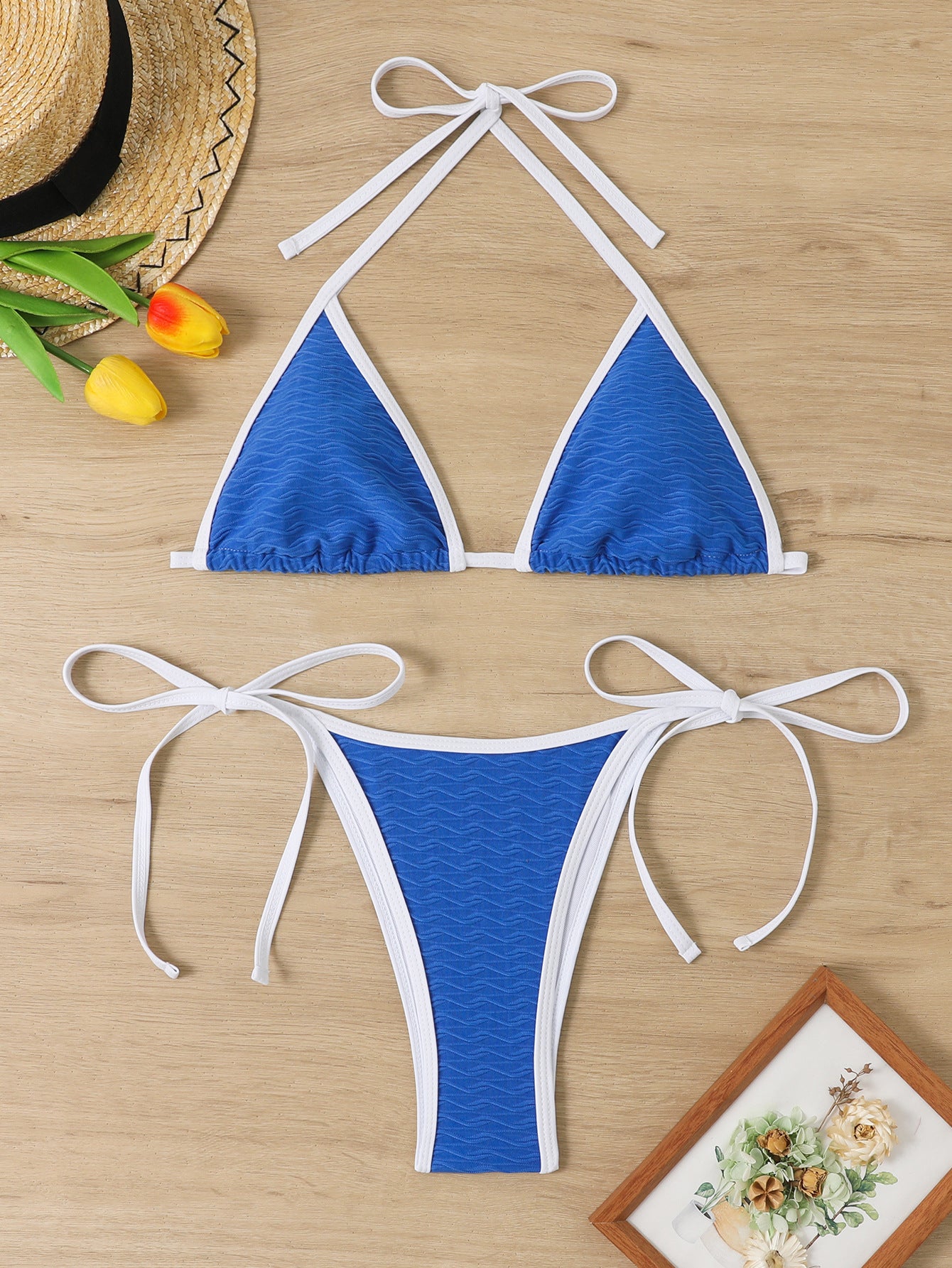 Bikini triangle femme avec des liens raffinés et un design ondulé Chic und Stil