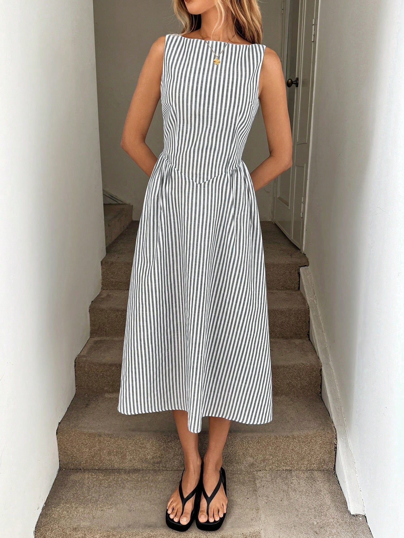 Robe midi femme avec des rayures fines et une silhouette cintrée Chic und Stil