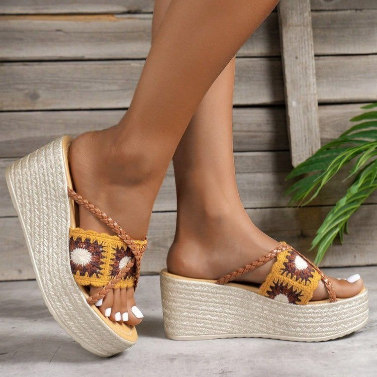 Sandales compensées tendance pour dames avec une sangle tressée et un lit de pied confortable Chic und Stil