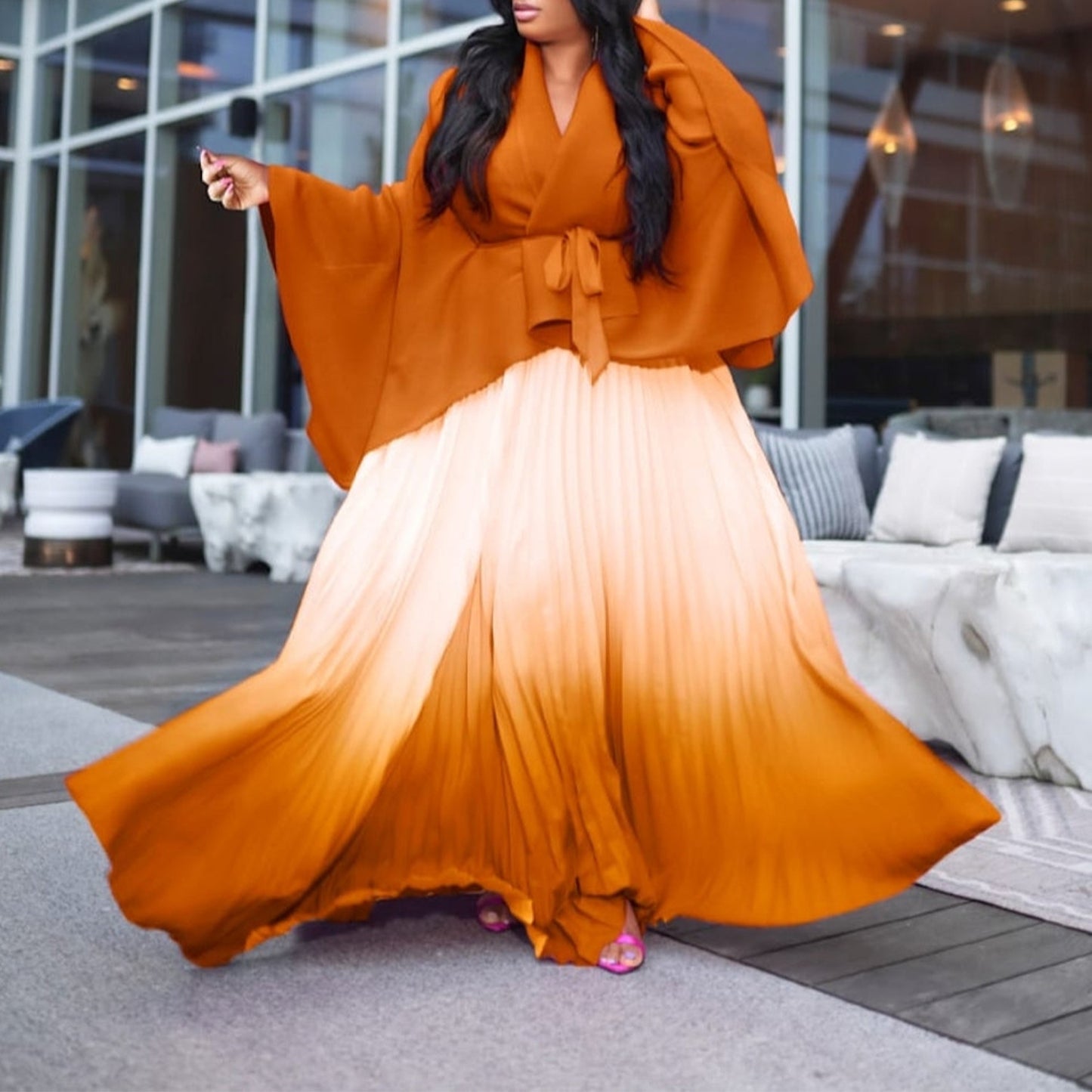 Robe plissée longue pour femmes avec cape et ceinture Chic und Stil