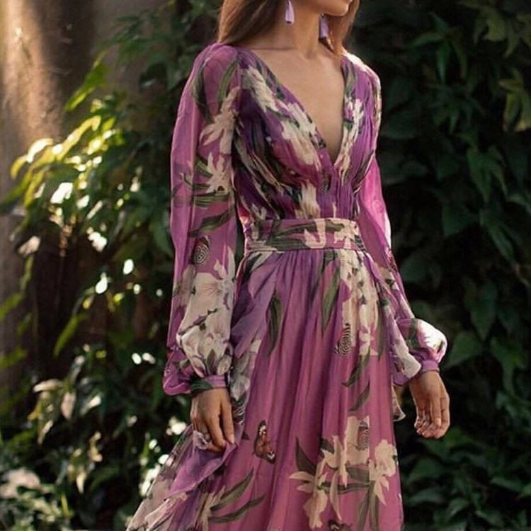 Robe maxi femme avec décolleté en V profond, design floral et jupe fluide Chic und Stil