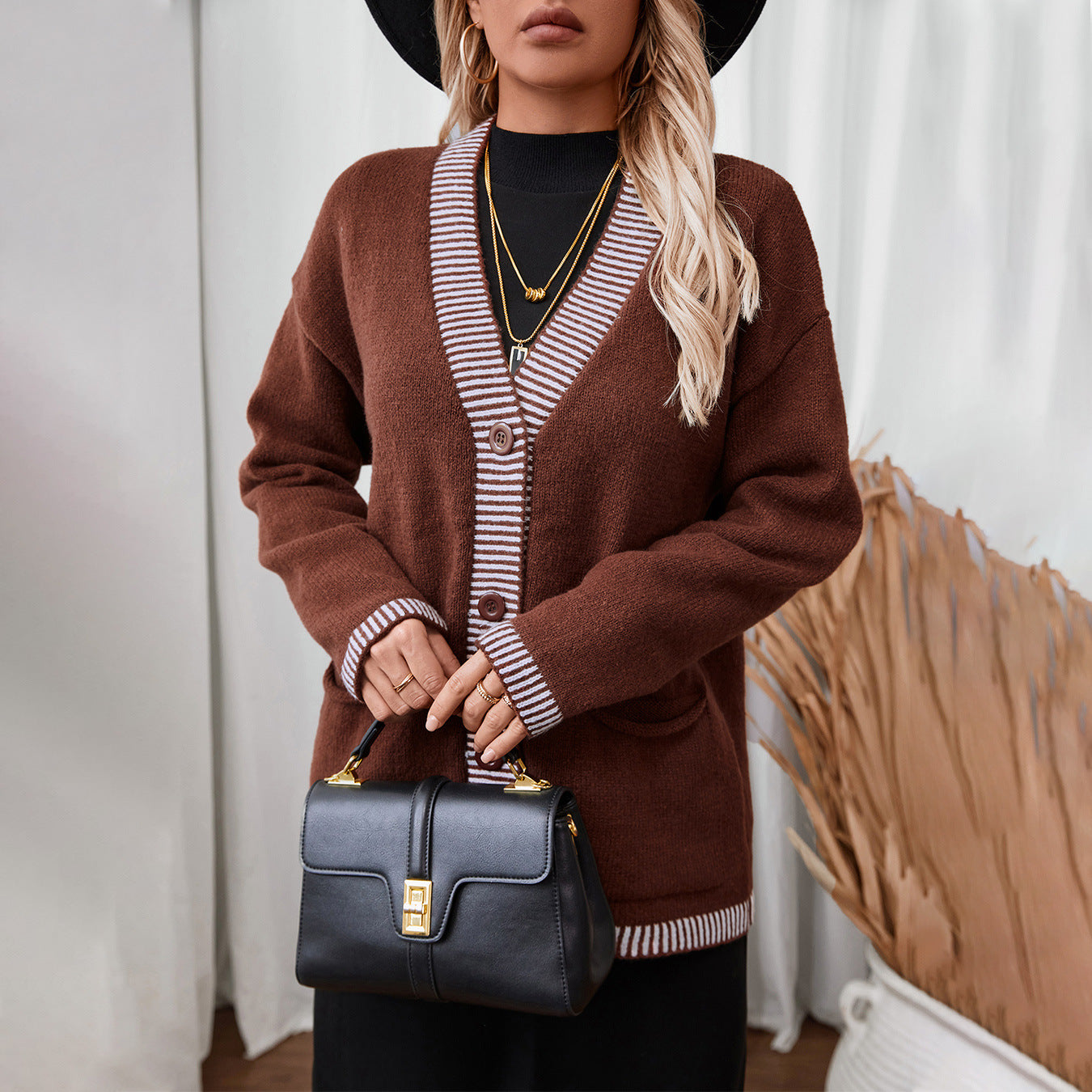 Veste en tricot pour femmes avec des accents de rayures modernes et des poches Chic und Stil