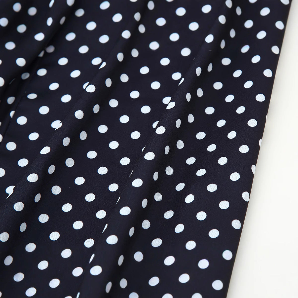 Robe midi femme avec des fines bretelles spaghetti et un design à pois ludiques Chic und Stil