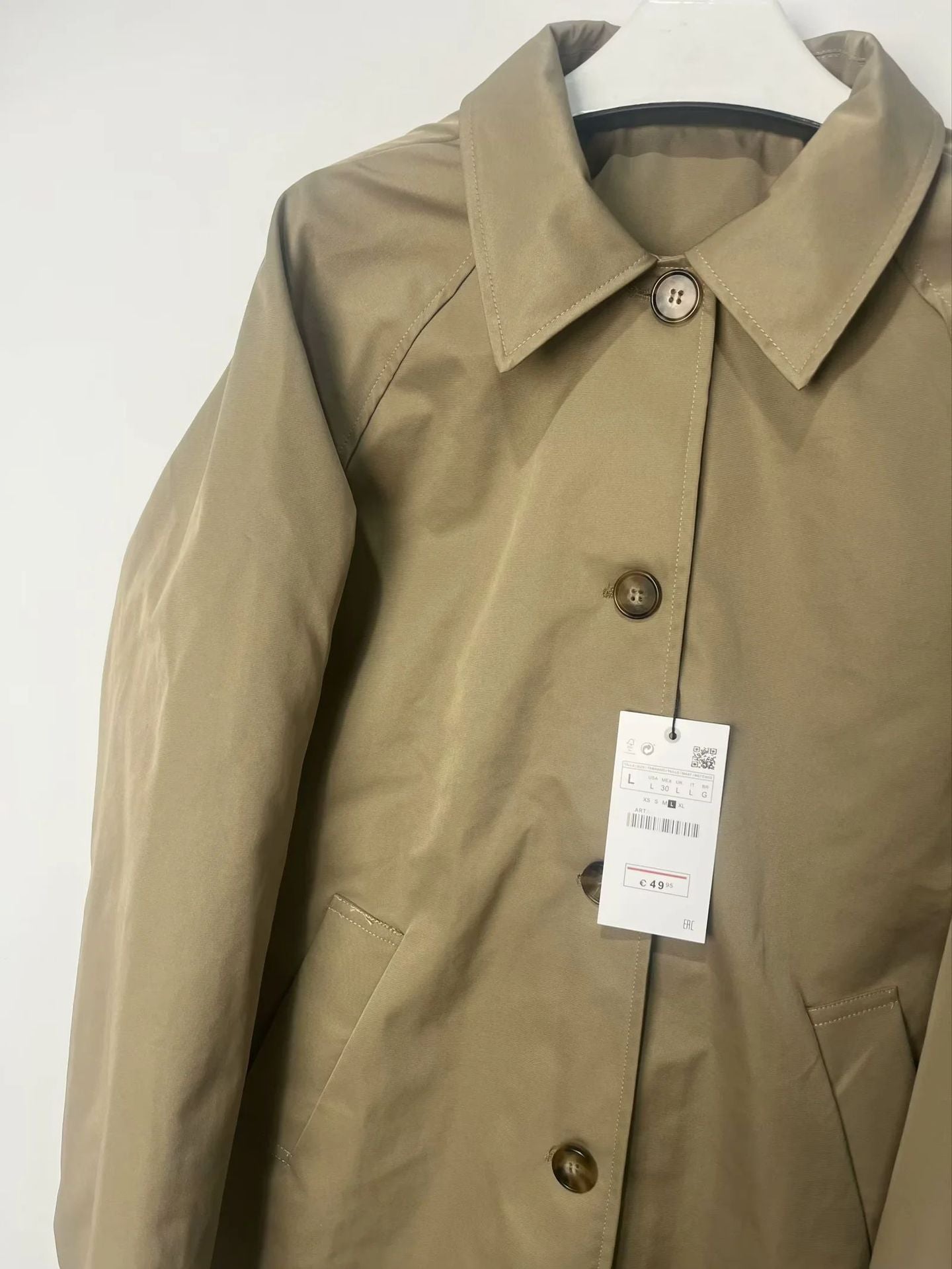 Transitional jacket for women with elegant high collar and practical button details Chic und Stil