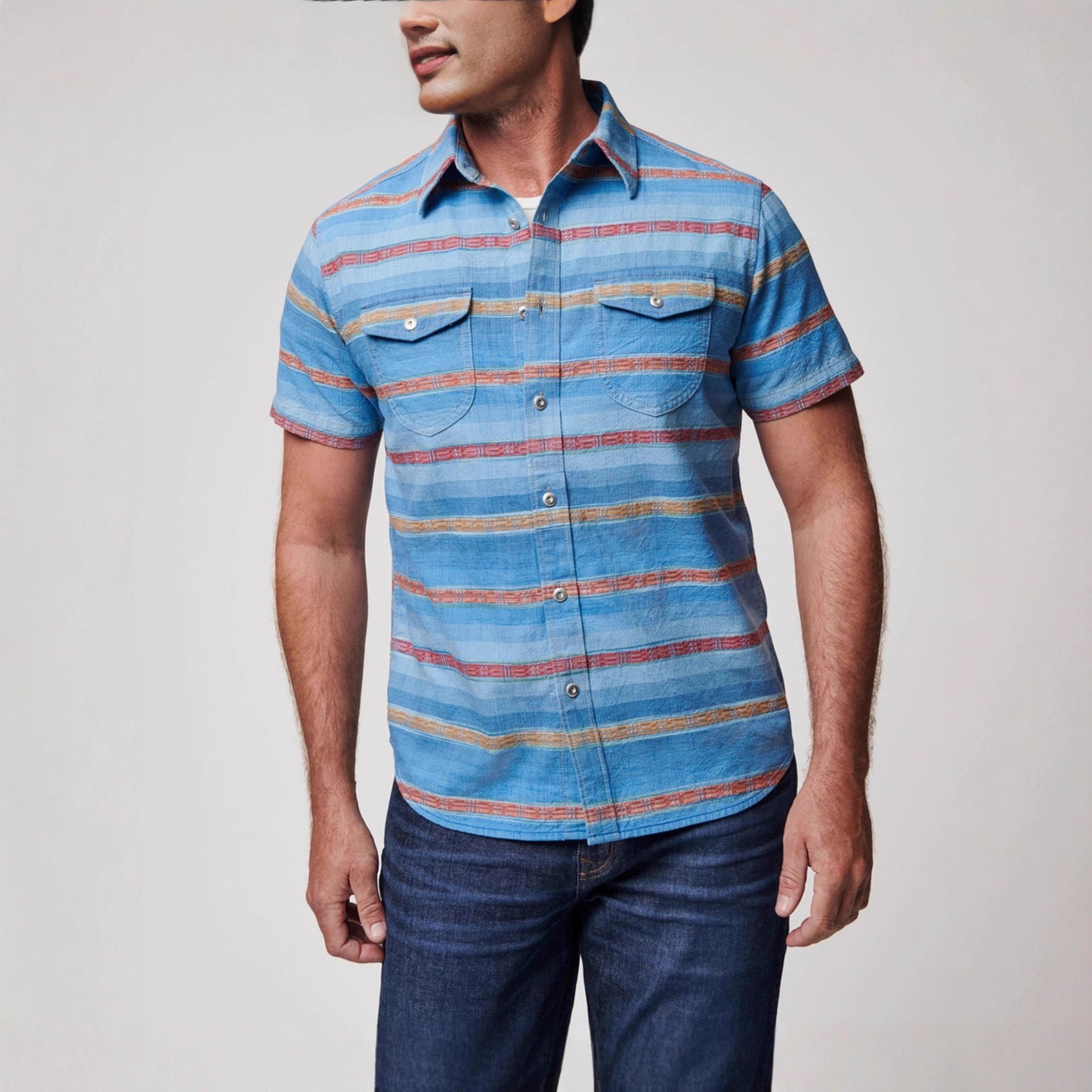 Chemise à manches courtes pour hommes avec des motifs rayés variés et des poches poitrine pratiques Chic und Stil