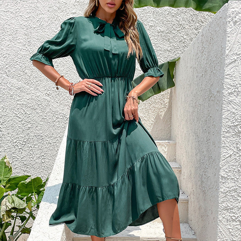 Robe maxi pour femmes avec un col montant élégant et un ourlet à volants volumineux Chic und Stil