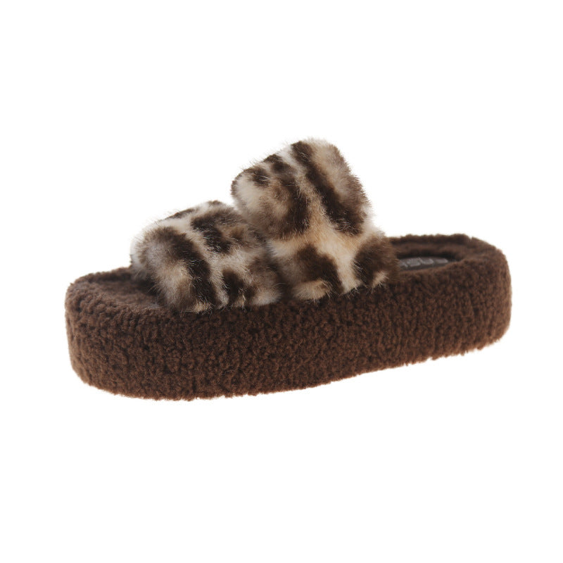 Chaussures d'intérieur pour femmes avec dessus en peluche douillet et accents élégants de léopard Chic und Stil