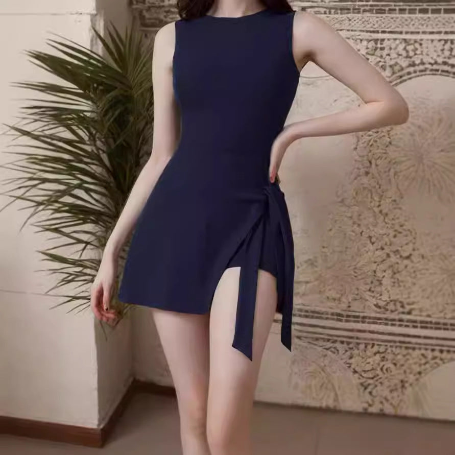 Mode de bain pour femmes avec drapé asymétrique et ceinture à nouer sur le côté Chic und Stil