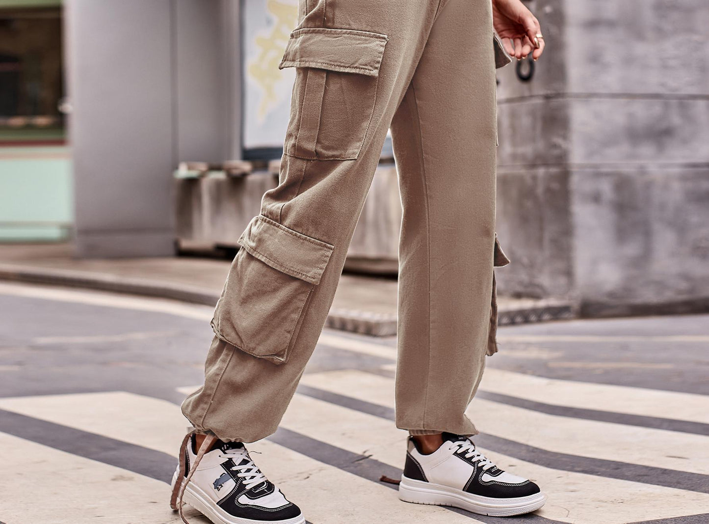 Cargo pants for women with an innovative cut and practical pockets Chic und Stil