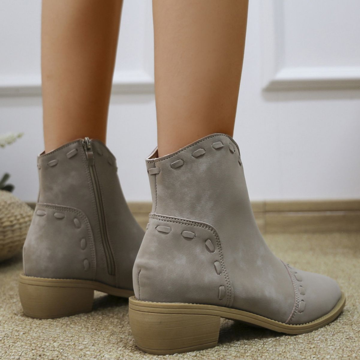 Bottines élégantes pour femmes avec des coutures décoratives à la mode et une fermeture éclair pratique Chic und Stil