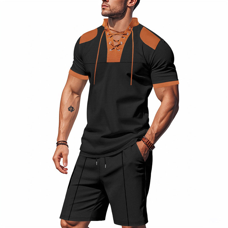 Polo-shirt pour hommes avec un design de laçage unique et des shorts assortis Chic und Stil