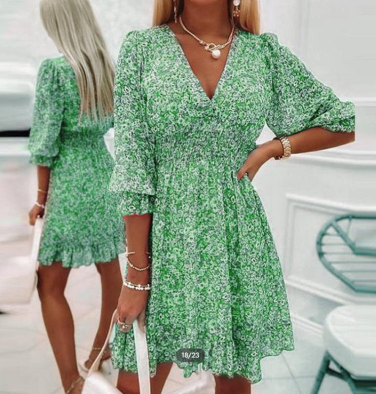 Robe mini à fleurs à taille froncée Chic und Stil