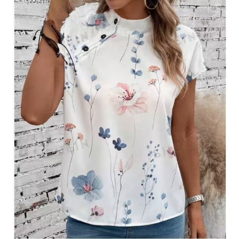 Blouse pour femmes avec motif floral et détail unique de bouton, à manches courtes Chic und Stil