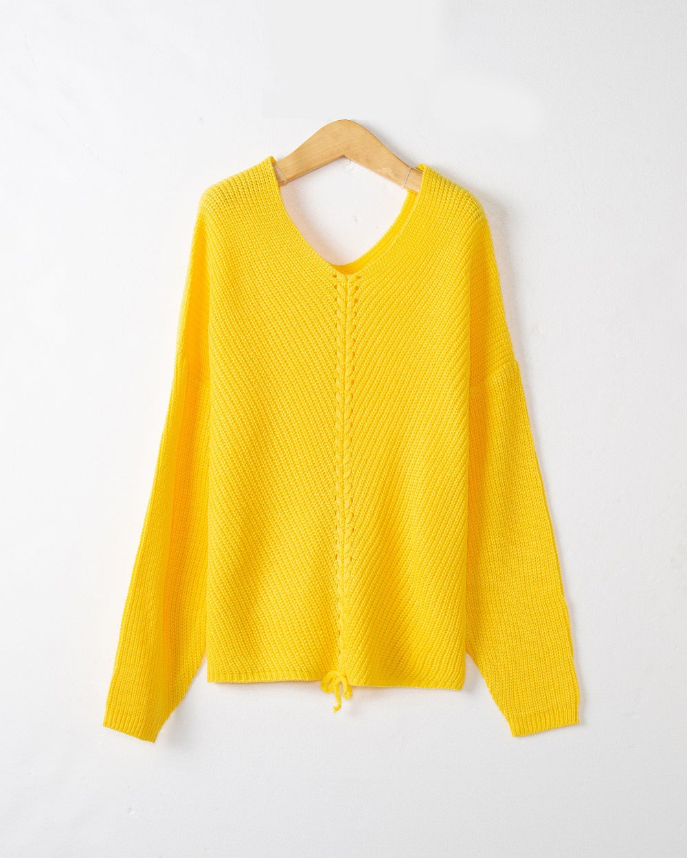 Pull femme en tricot épais avec un décolleté en V attrayant et des détails pratiques en cordon Chic und Stil