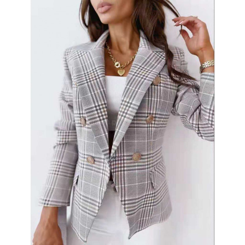 Blazer à carreaux pour femmes avec une coupe moderne et double rangée de boutons Chic und Stil