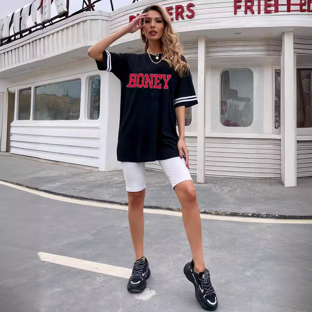 T-shirt oversize pour femmes avec inscription distinctive et accents sportifs Chic und Stil