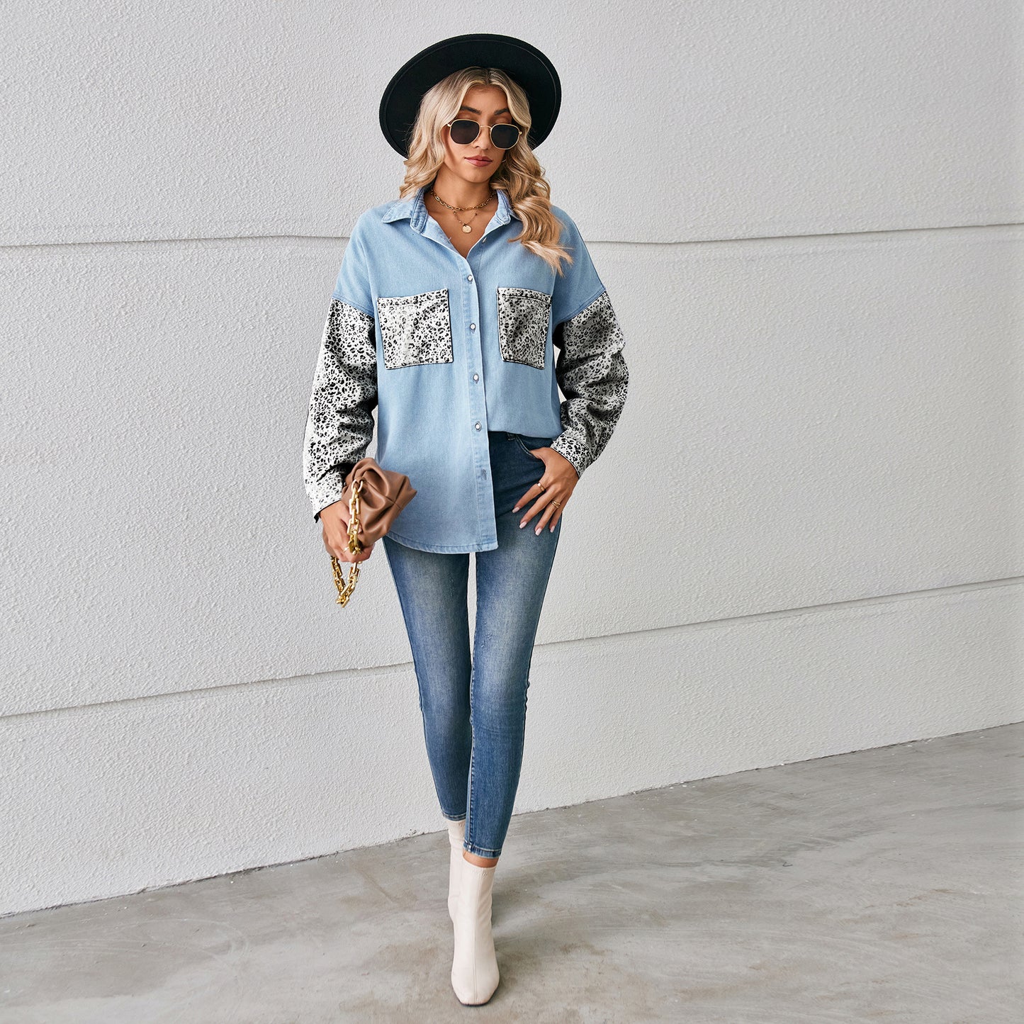 Veste en jean décontractée pour femmes avec des manches à imprimé animal contrastant Chic und Stil