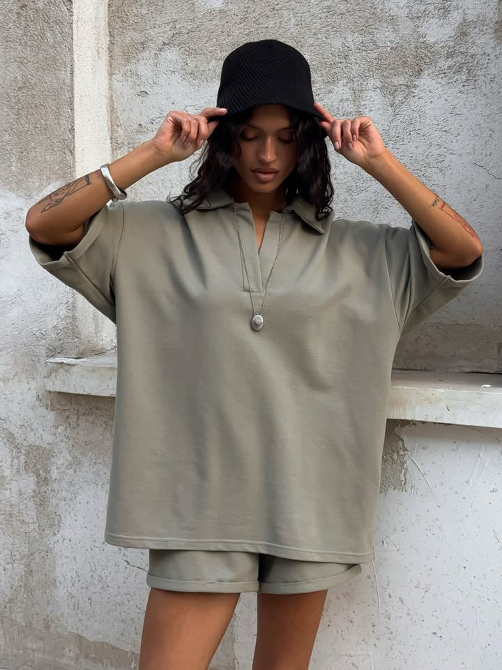 Chemise polo oversize pour femme avec une structure de col élégante Chic und Stil