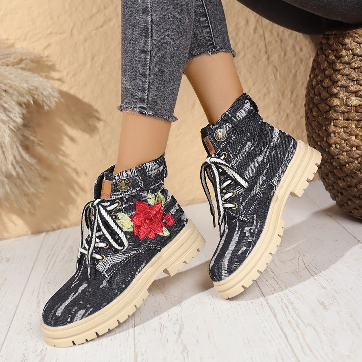 Bottes à lacets féminines avec broderie florale et semelle antidérapante Chic und Stil