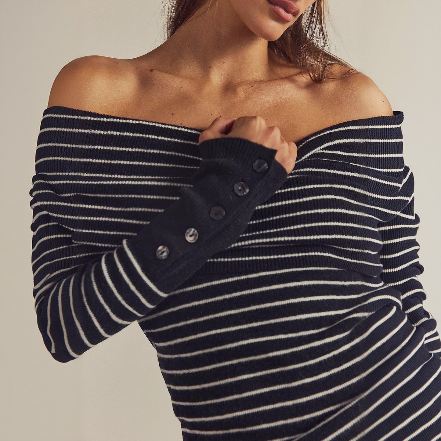 Pull off-épaule femme avec un motif rayé moderne et des détails de boutons Chic und Stil