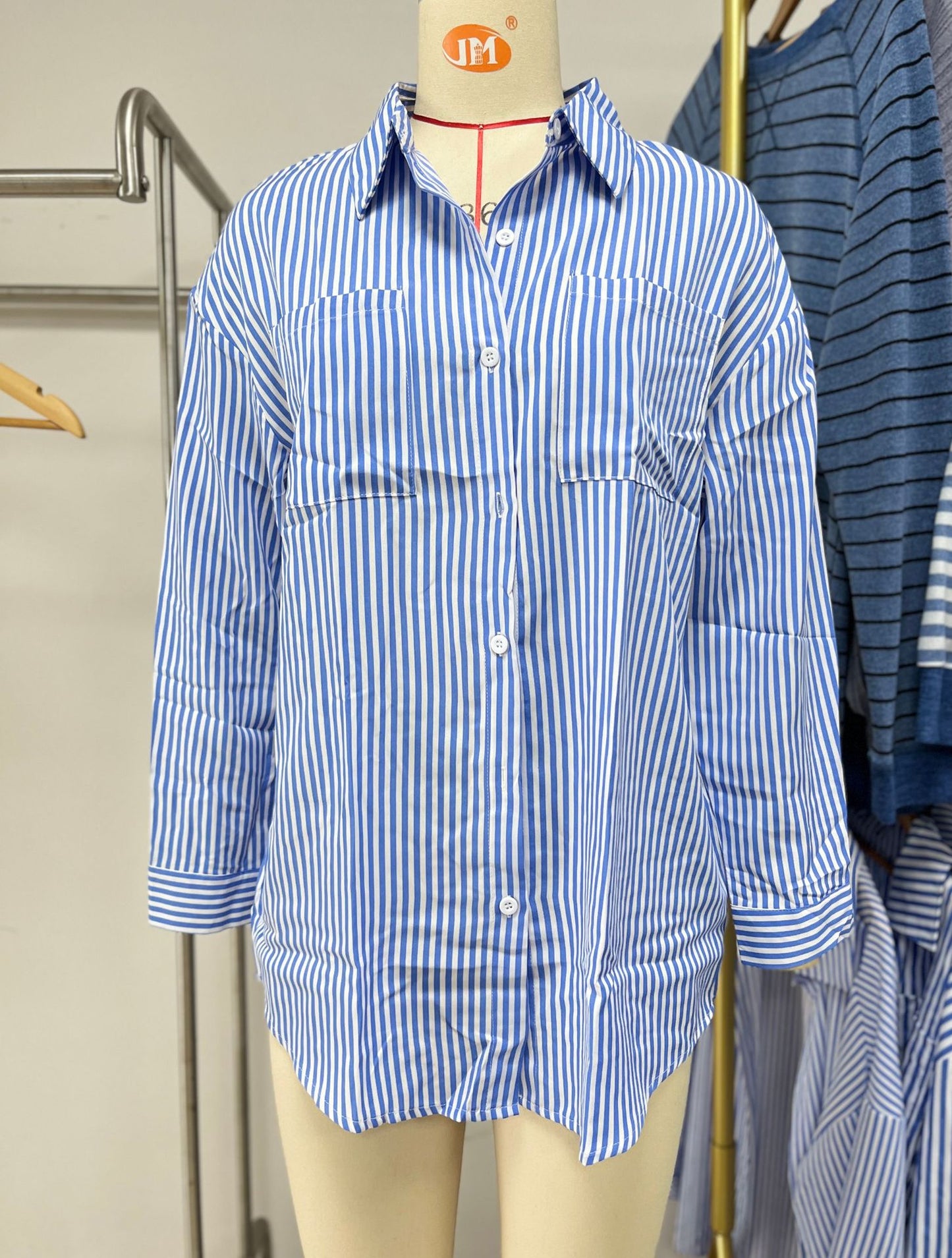 Chemise oversize décontractée pour femmes avec un subtil motif à rayures et des détails de boutons Chic und Stil