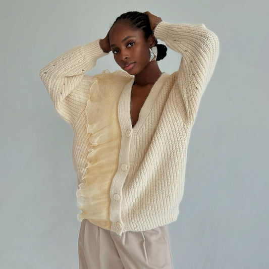 Cardigan pour femmes avec détails en volants et fermeture à boutons Chic und Stil
