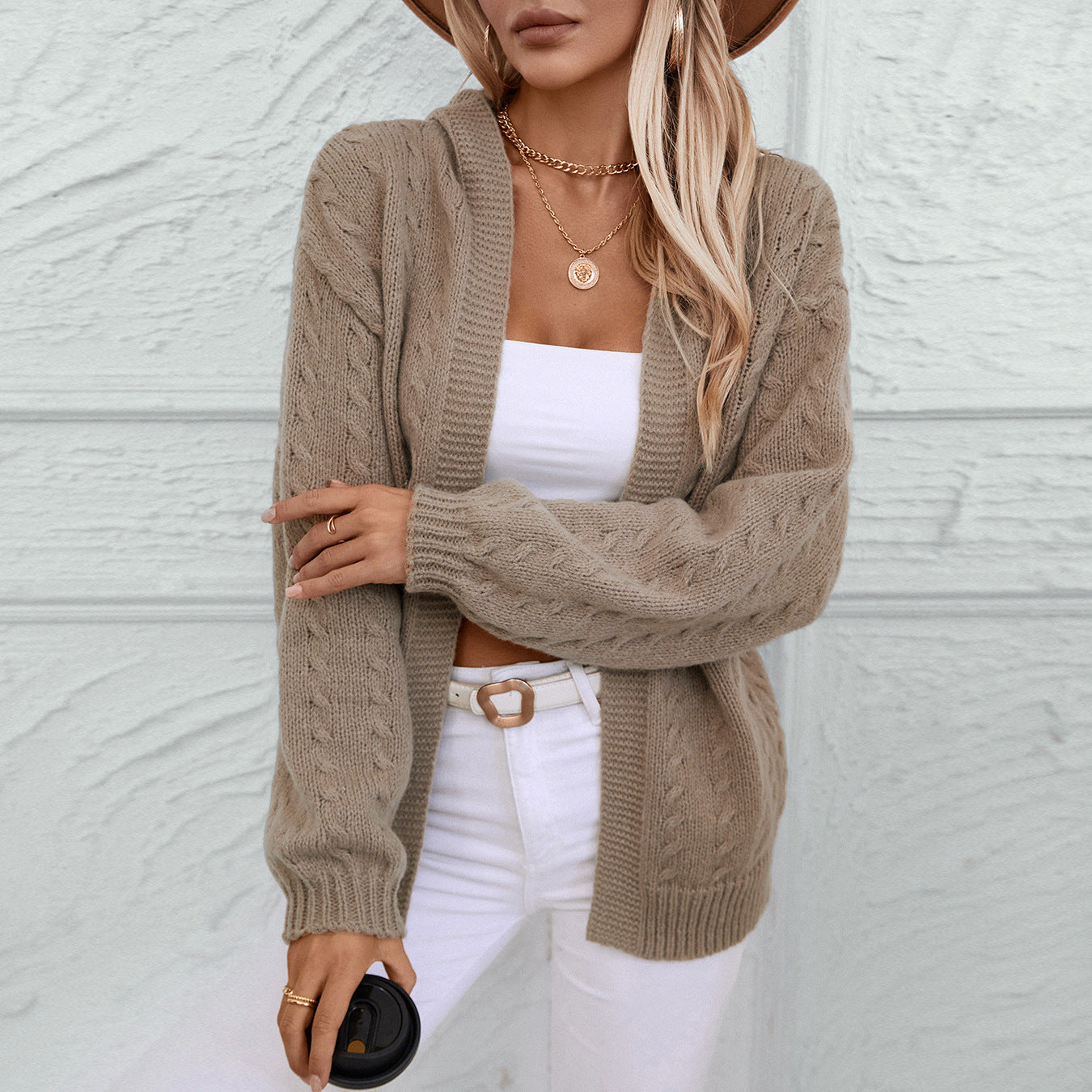 Veste en tricot pour femmes avec capuche et joli tricot en torsades Chic und Stil