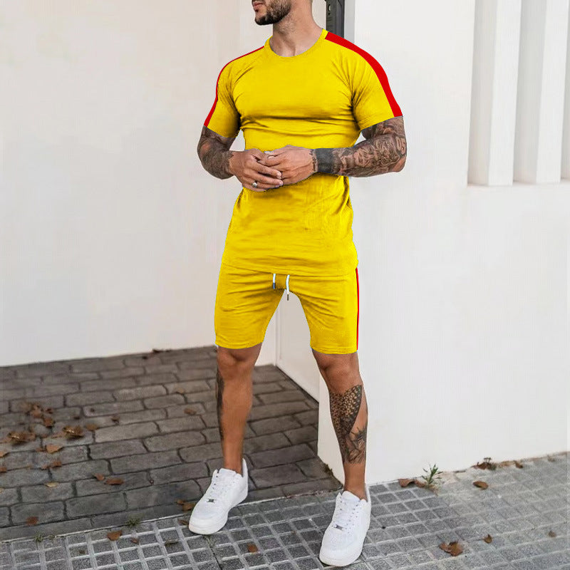 Men's sports set with short sleeves and shorts with contrasting details Chic und Stil