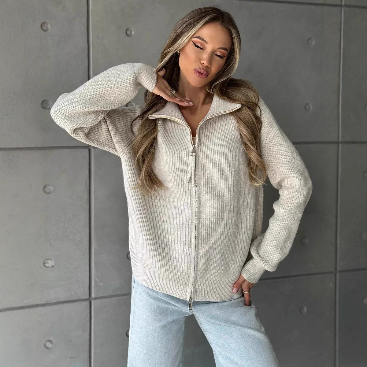 Pull femme avec fermeture éclair haute et motif de mailles structuré Chic und Stil