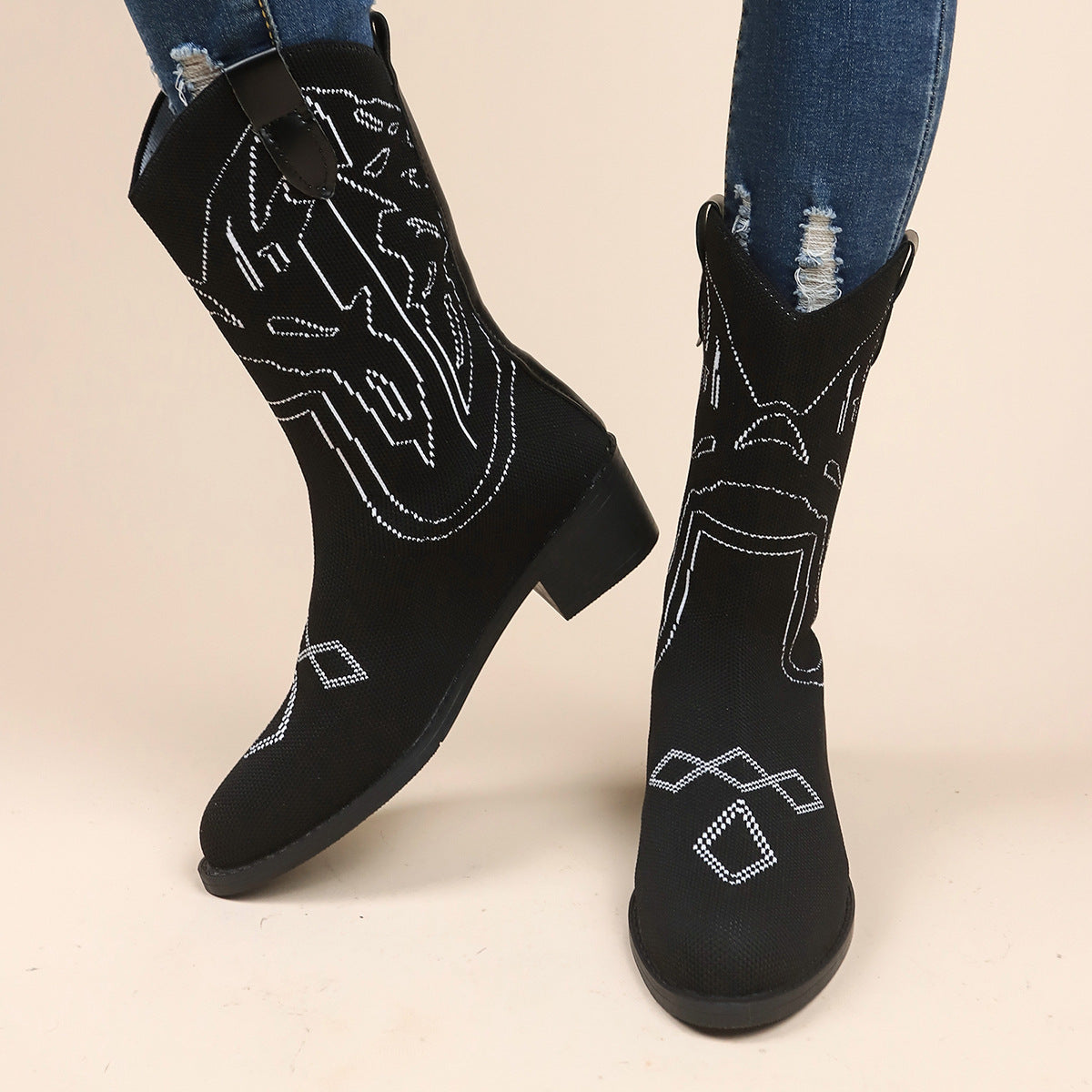Bottes de cowboy pour femmes avec un motif brodé artistique et un talon robuste Chic und Stil