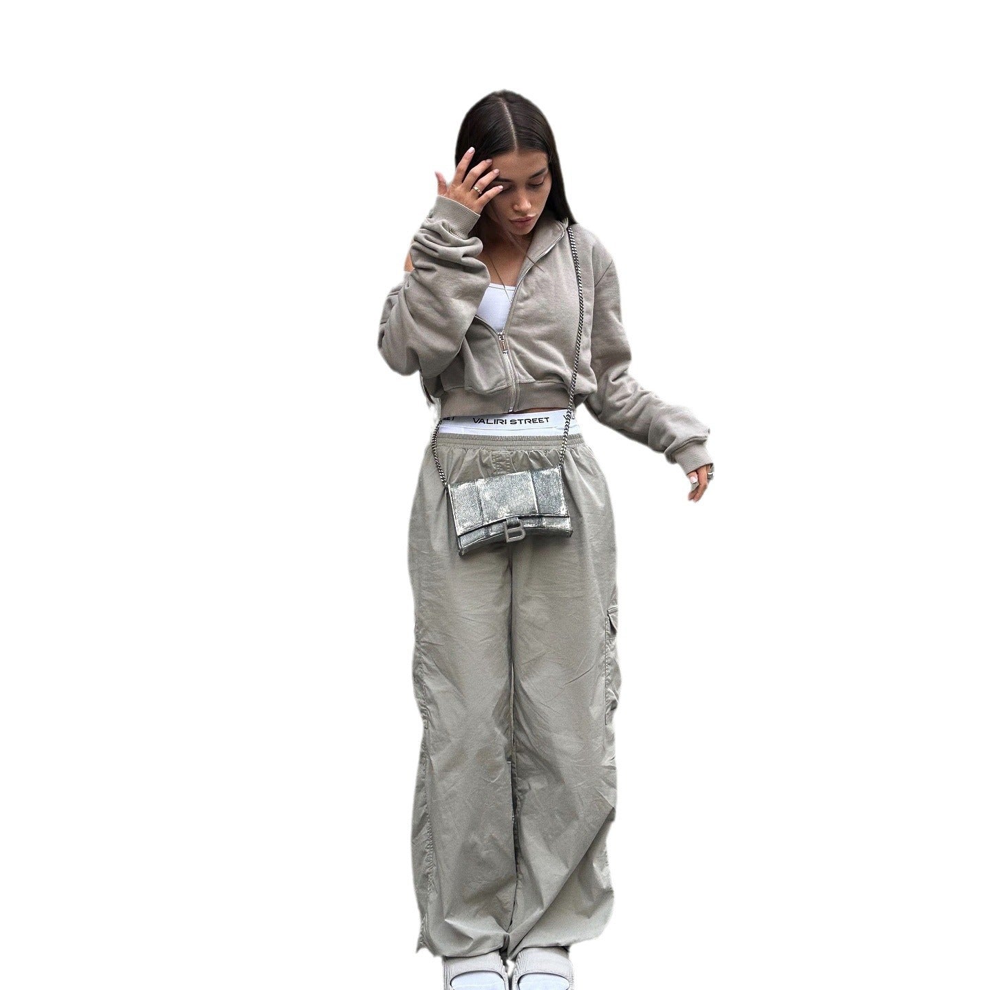 Casual utility style cargo pants for women with an elastic waistband and practical pockets Chic and Style