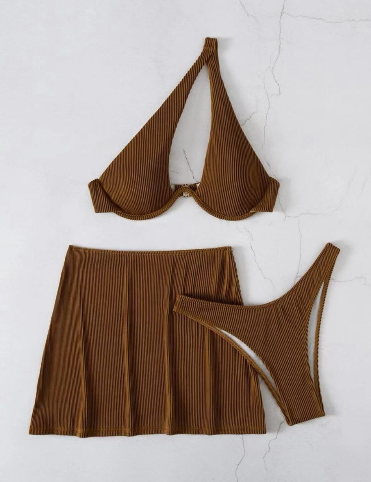 Maillot de bain féminin élégant avec haut asymétrique et jupe ajustée Chic und Stil